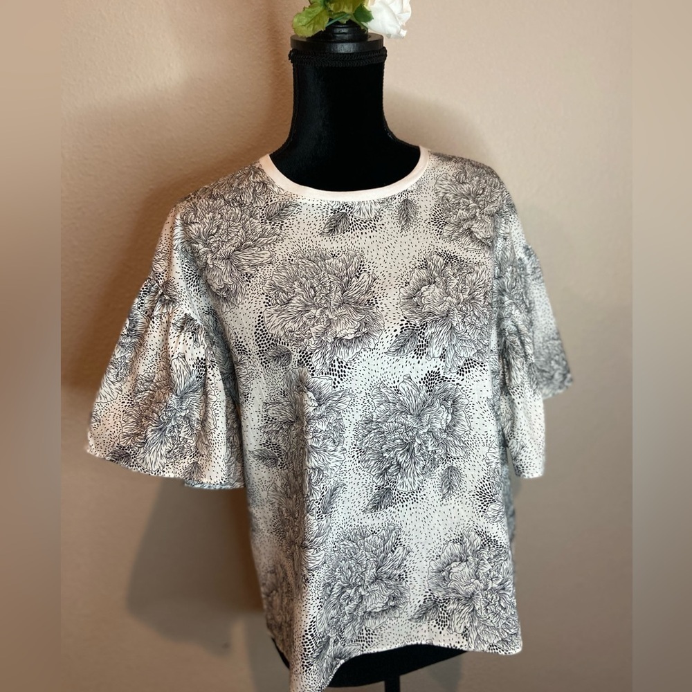 Senlis~NWOT~White & Black Floral Dakota Ruffle Sleeve Top~Ribbed Neck~Size M